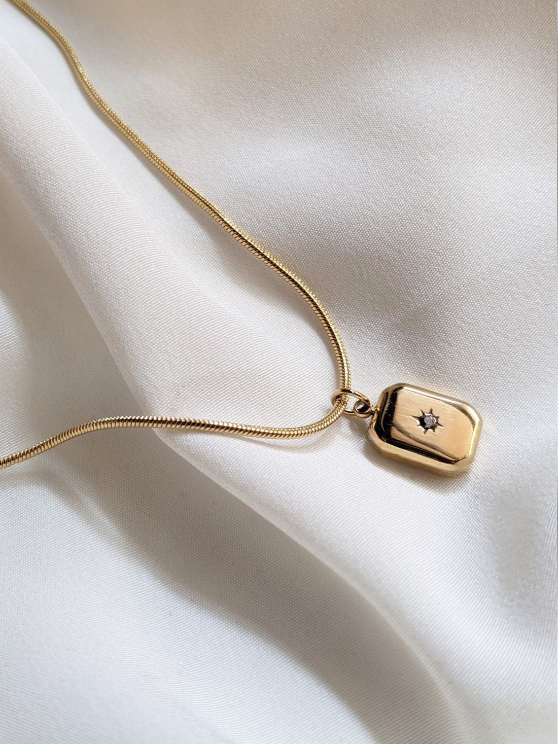 Minimal and dainty star charm necklace